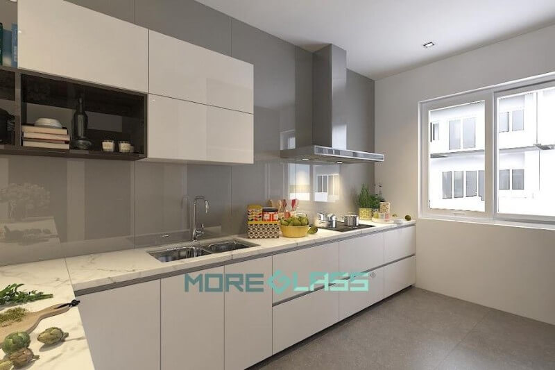 Mẫu kính bếp cường lực màu xám đậm cùng với màu trắng của tủ bếp là sự kết hợp hài hòa được nhiều khách hàng yêu thích. Thiết kế phòng bếp đẹp và sang trọng